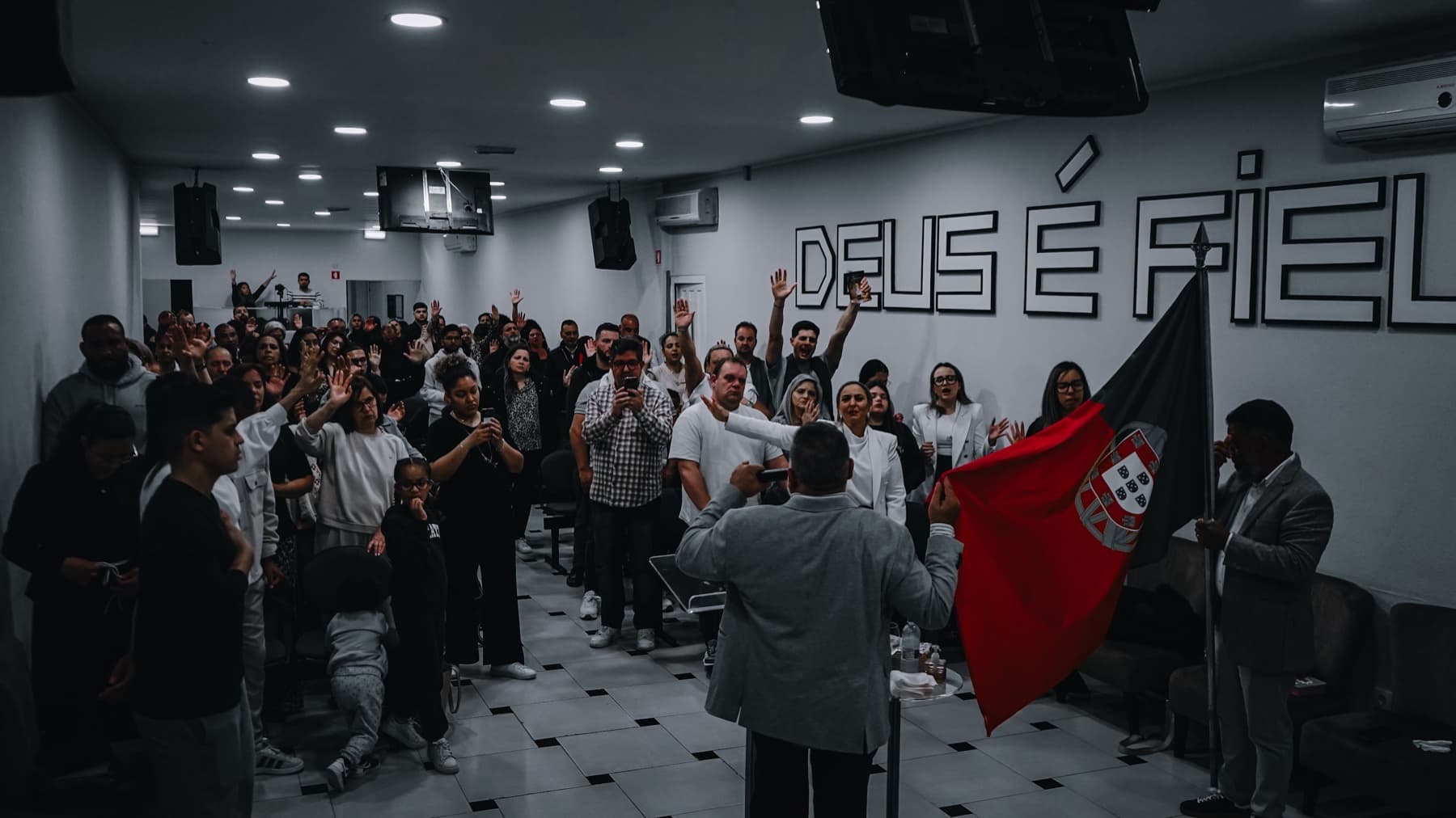 Congregação da Igreja Santuário de Cristo em momento de adoração