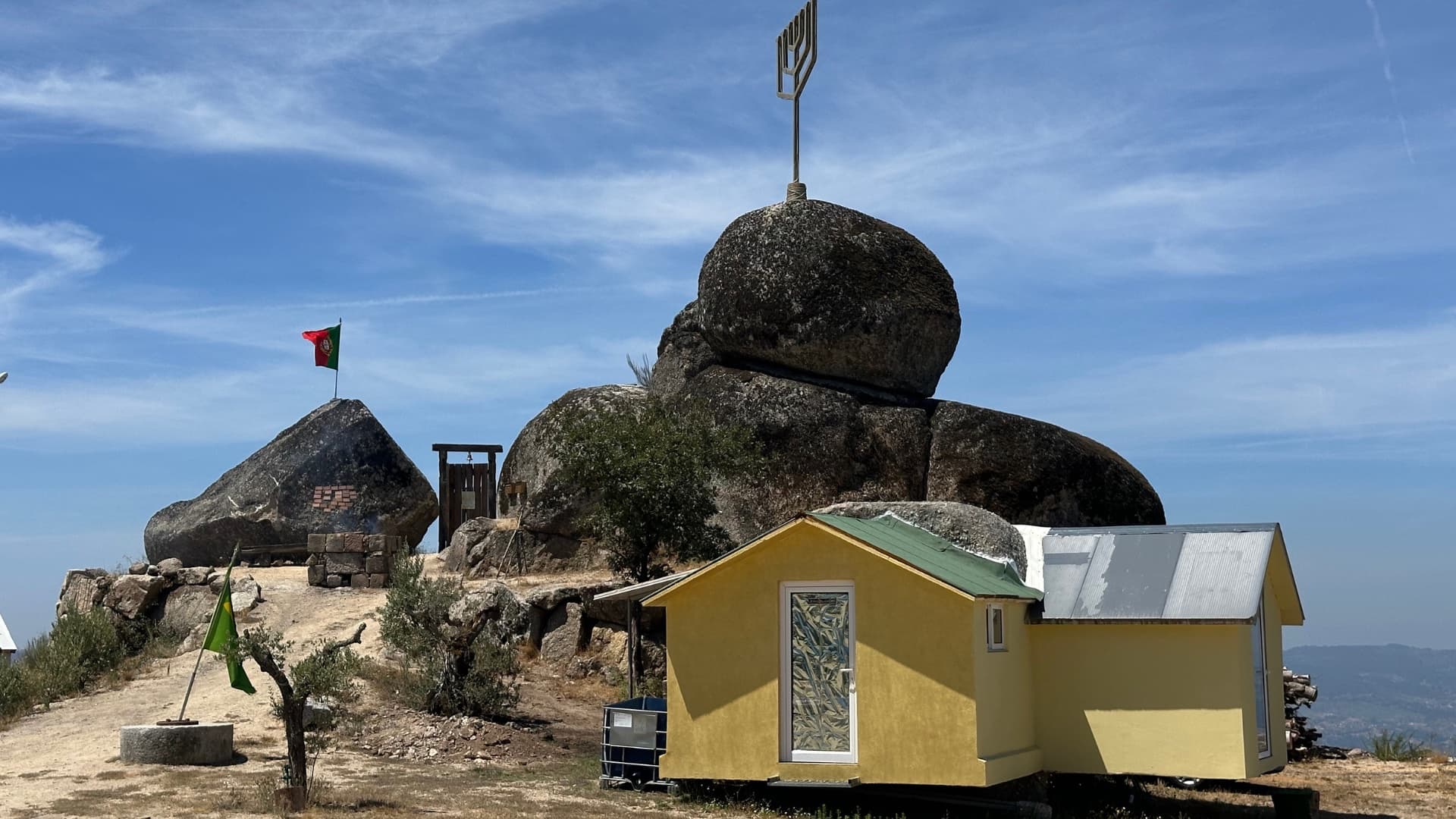 Altar do Monte do Resgate, com a menorá sobre a pedra e a bandeira de Portugal